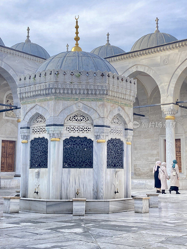 土耳其-伊斯坦布尔-乌斯库达尔的Yeni Valide Camii清真寺